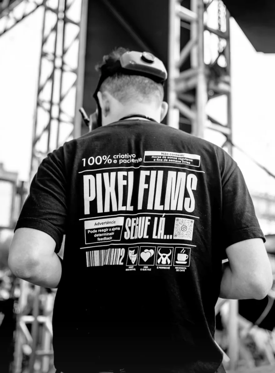 Augusto de costas no palco com a camiseta da Pixel Films